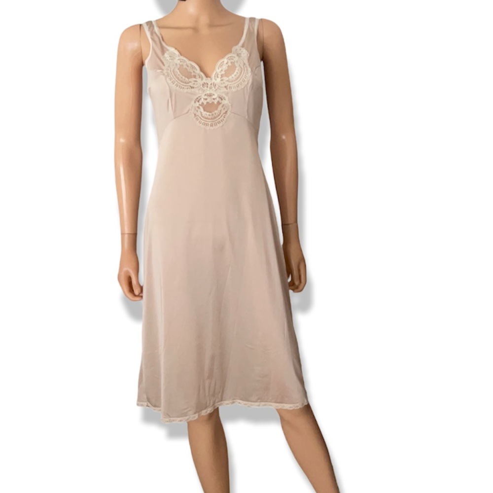Vintage Wonder Maid 1950’s blush slip dress w lace
